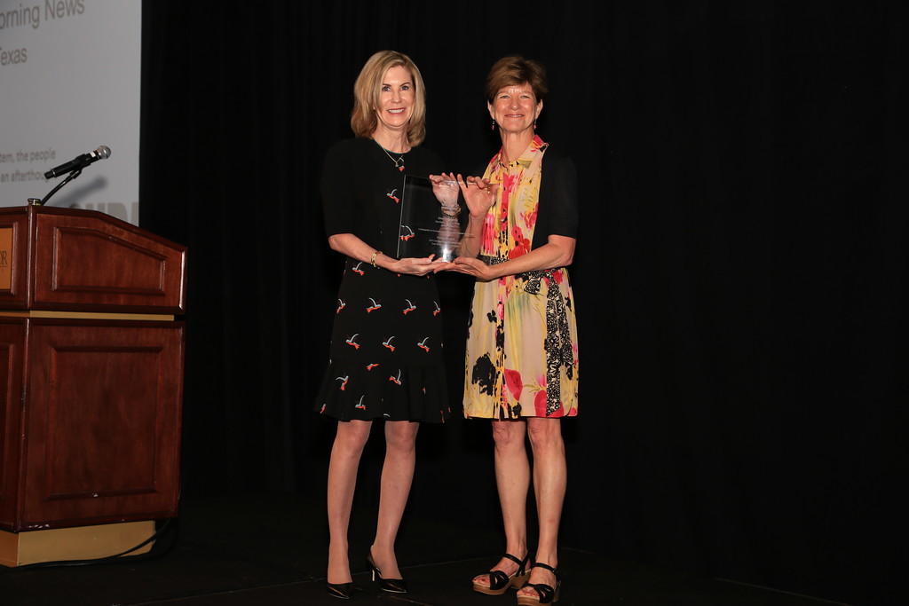Lissa Walls, CEO of Southern Newspapers, presents the 2017 Carmage Walls Commentary Prize to Sharon Grigsby of The Dallas Morning News.